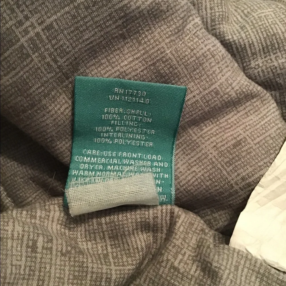 Full- queen bed comforter with two standard size pillow shams